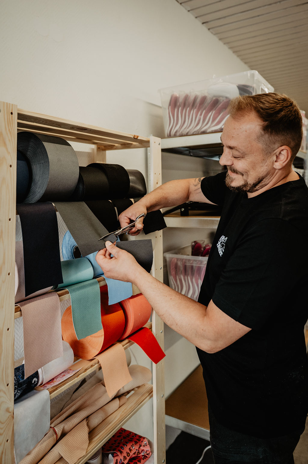 Material wird für die Einlagen zugeschnitten